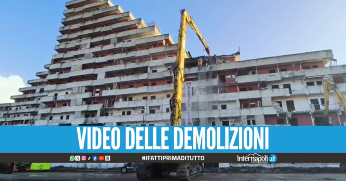 Scampia dice addio alla Vela Rossa, partita la demolizione