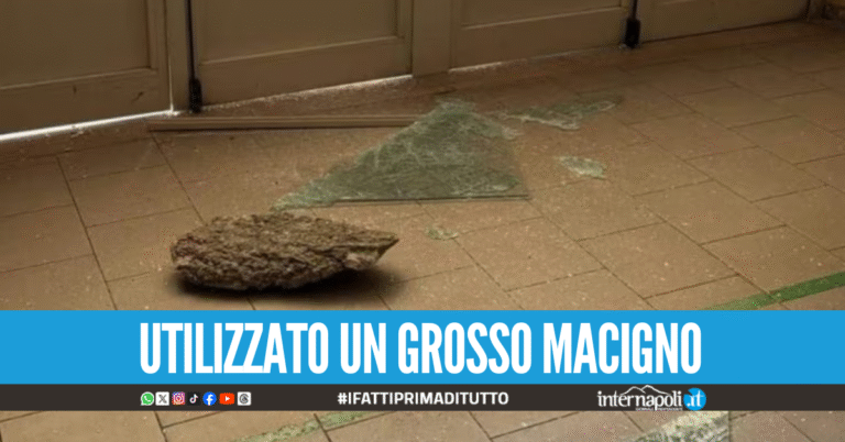 Nuovo raid alla scuola "Salvemini-Rodinò" di Barra, vandali sfondano la porta d'ingresso