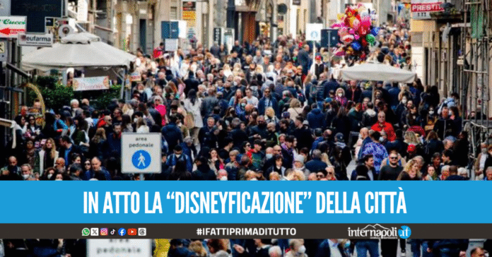 Napoli vittima di sé stessa, come l'overtourism sta 