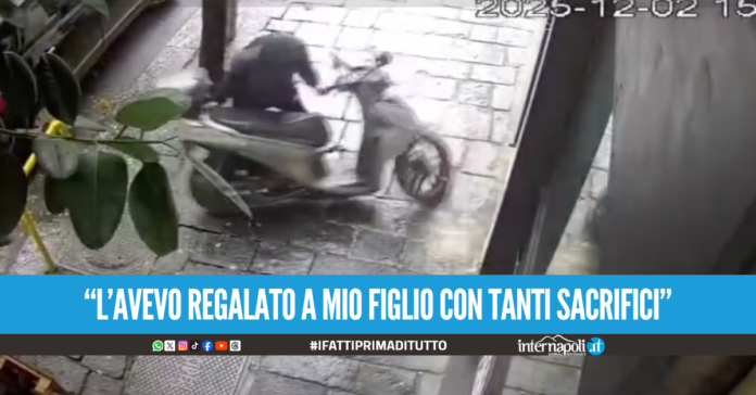 Furto di scooter in pieno giorno al Vomero, ladro ripreso dalle telecamere