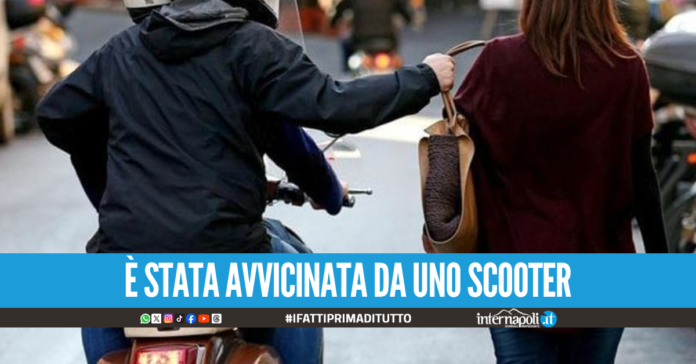 Paura a Napoli, 19enne trascinata per metri durante lo scippo: corsa in ospedale