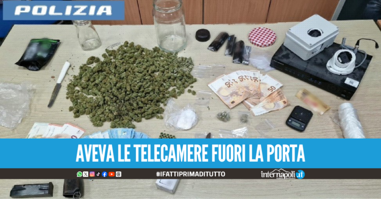 Armi, droga e contanti in casa: 20enne arrestato a Napoli