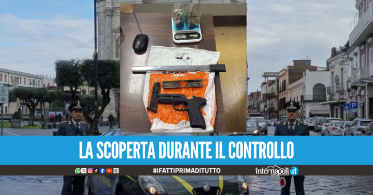 Armi e droga nascosti in auto, denunciati due giovani ad Ottaviano