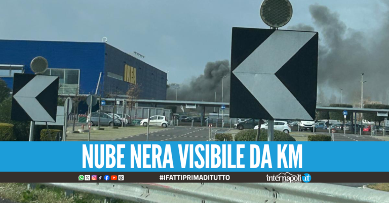 Autocarrozzeria in fiamme ad Afragola, il rogo alle spalle di Ikea