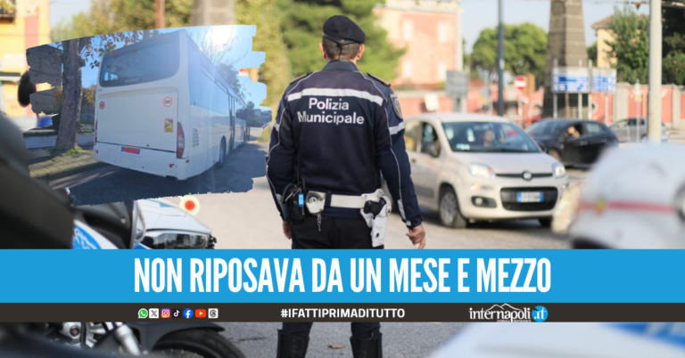 Bus turistico bulgaro in giro per Napoli, autista nei guai: non aveva la patente