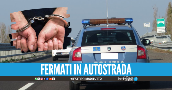 Contanti e 6,7 chili di droga sotto al sedile, corrieri beccati all'uscita per Casalnuovo