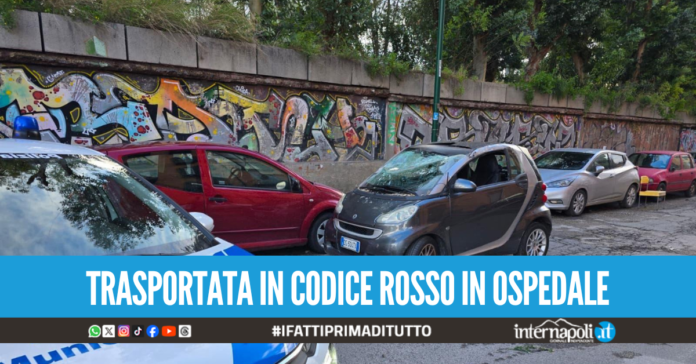 Palo della luce cade sull'auto in transito a Bagnoli, grave la conducente