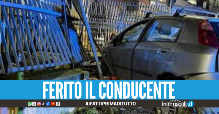 Pauroso incidente a Villaricca, auto si schianta contro il cancello dell'Ada Negri