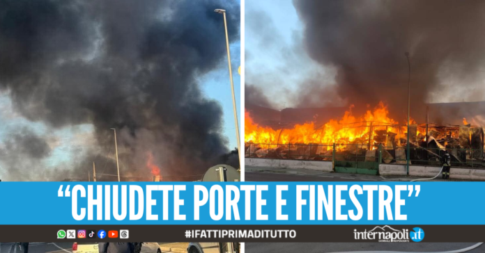 Vasto incendio nel Nolano, fiamme nella fabbrica tessile in zona industriale