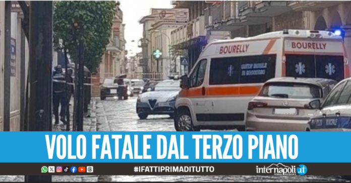 Tragedia a Marcianise, cade dal balcone di casa e muore