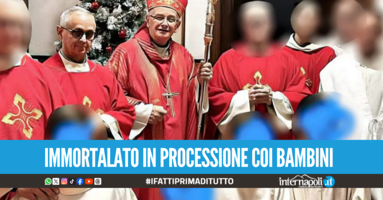 Prete condannato per abusi su minori torna in chiesa ad Aversa, scoppia la polemica con la Diocesi
