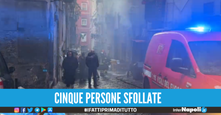 Incendio ai Quartieri spagnoli, venti persone intossicate