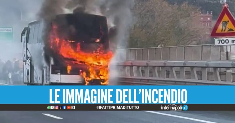 Fiamme lungo la Tangenziale di Napoli, brucia il bus turistico
