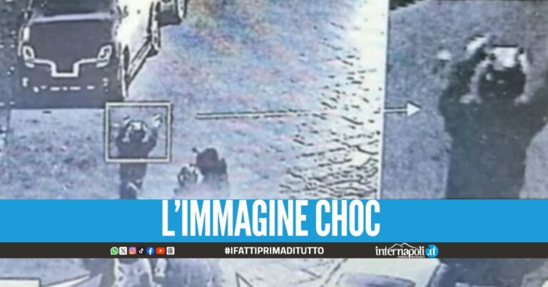 Far West tra 'paranze' a Napoli, ragazzino punta 2 pistola contro lo scooter