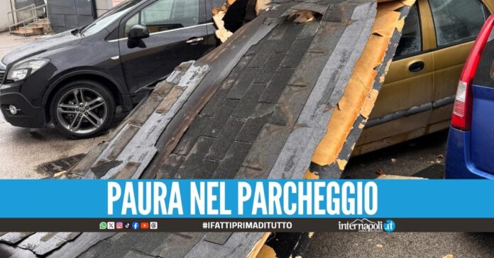 Il maltempo fa danni a Villaricca, tettoia crolla sulle auto