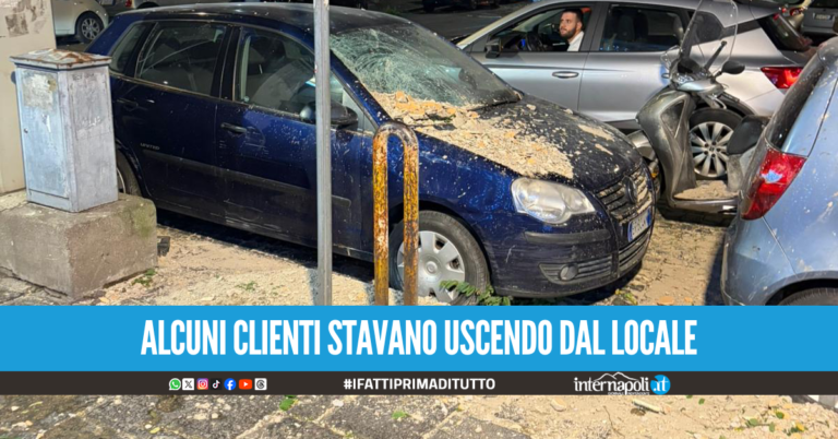 Crolla cornicione al Vomero, tragedia sfiorata fuori la nota pizzeria