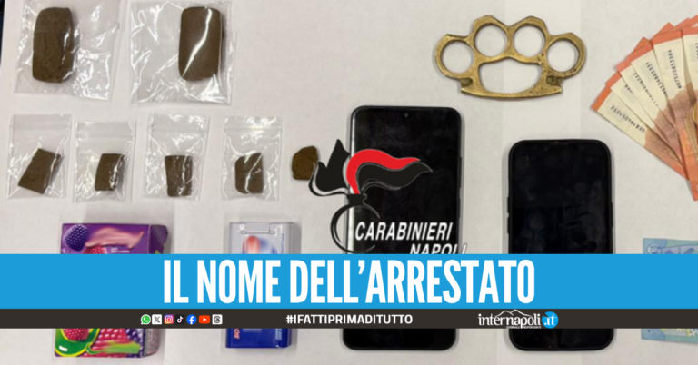 Droga nei pacchetti di caramelle, blitz fuori al bar a Chiaiano: arrestato 26enne