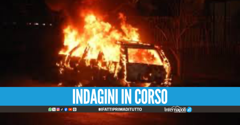 Giallo a Casalnuovo e Sant'Anastasia, in fiamme 4 auto e una macelleria