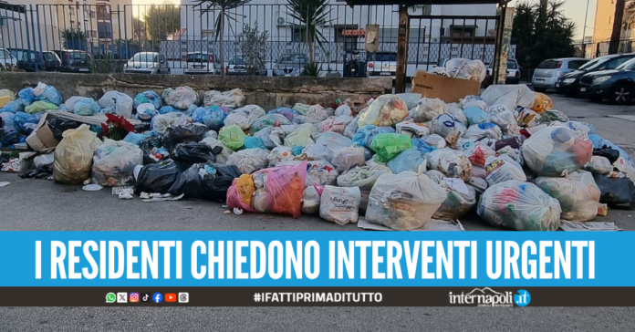 Giugliano, discarica a cielo aperto in via del Toro ritorna la montagna di rifiuti