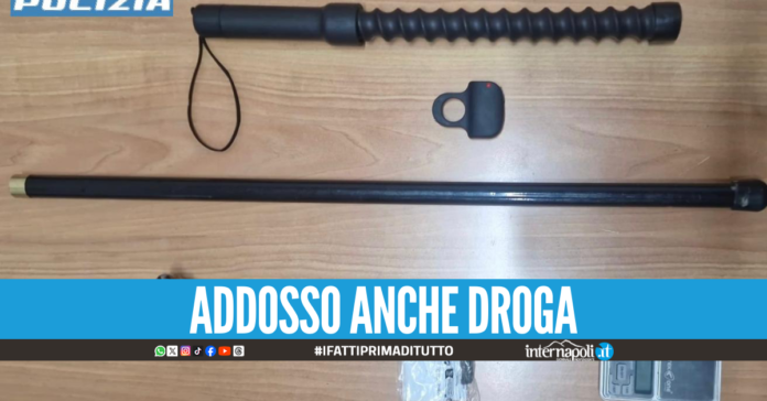 In piazza con tirapugni, sfollagente e 