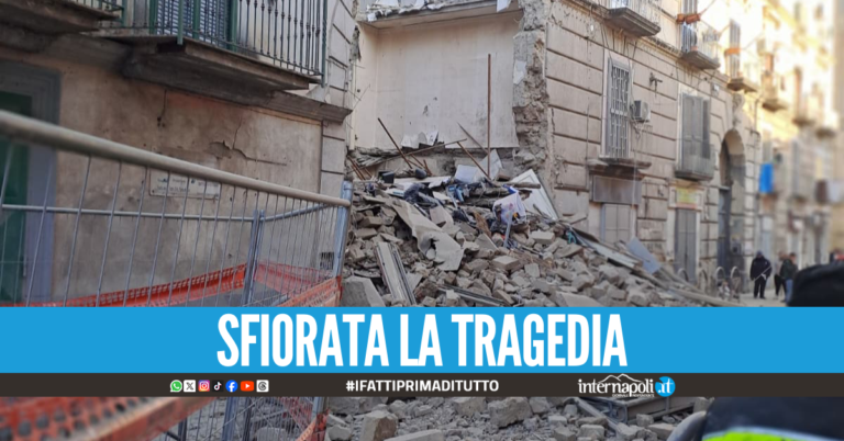 Palazzo appena sgomberato crolla a Casoria, la Protezione Civile invia due autobotti
