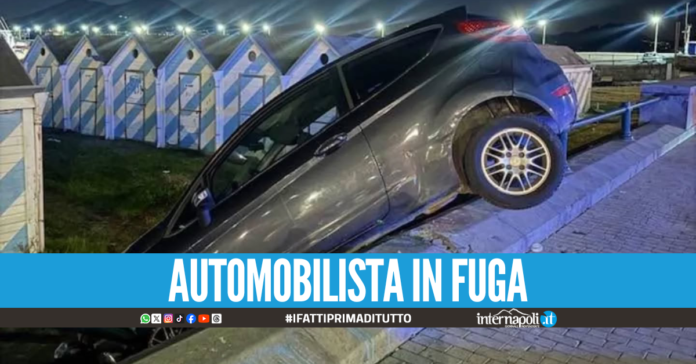 Paura a Mergellina, auto sbanda e sfonda la ringhiera del Lungomare