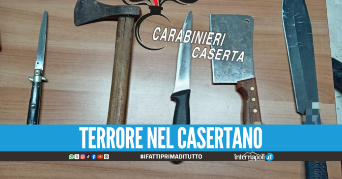 Picchia e minaccia di morte la compagna: in casa aveva ascia, machete e mannaia