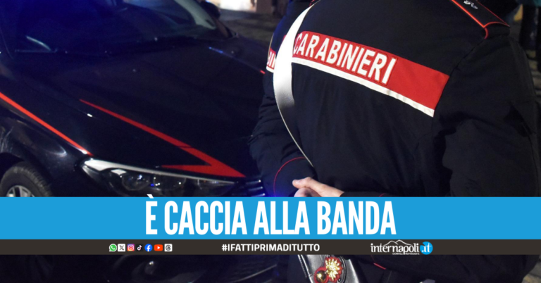 Raid nel negozio di abbigliamento a Pompei, ladri in fuga con i vestiti