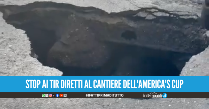Si apre voragine a Bagnoli, strada chiusa e traffico