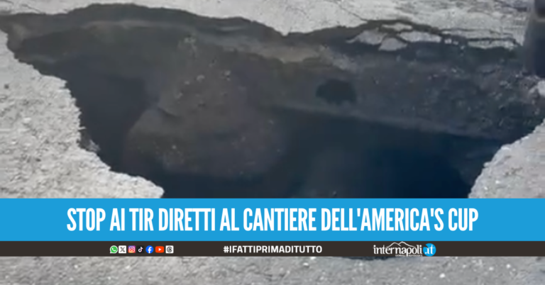 Si apre voragine a Bagnoli, strada chiusa e traffico