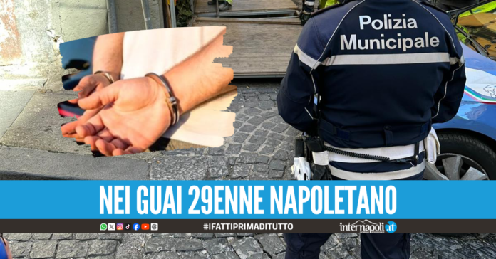 Tenta una rapina e aggredisce gli agenti a Napoli: arrestato, era evaso dai domiciliari