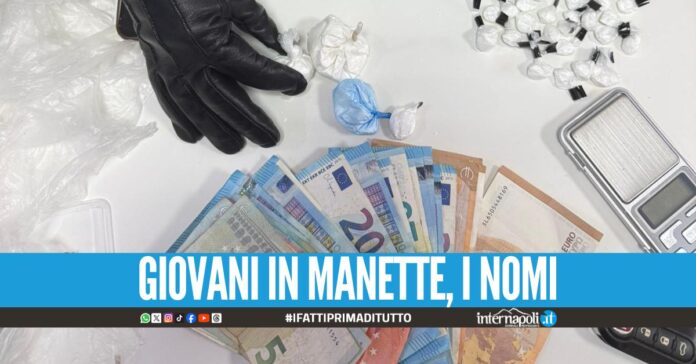 Un carabiniere della locale compagnia, libero dal servizio, nota due ragazzi a bordo di una fiat Panda nei pressi del Municipio di Caivano.