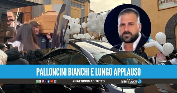 Applausi e palloncini bianchi per Rocco, lacrime ai funerali a Villaricca