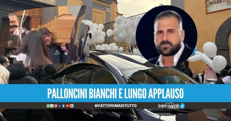 Applausi e palloncini bianchi per Rocco, lacrime ai funerali a Villaricca