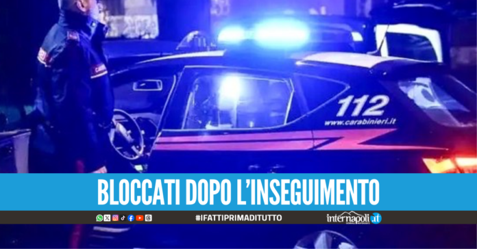 Accoltellano un 29enne in strada a Napoli, arrestati due giovani per tentato omicidio