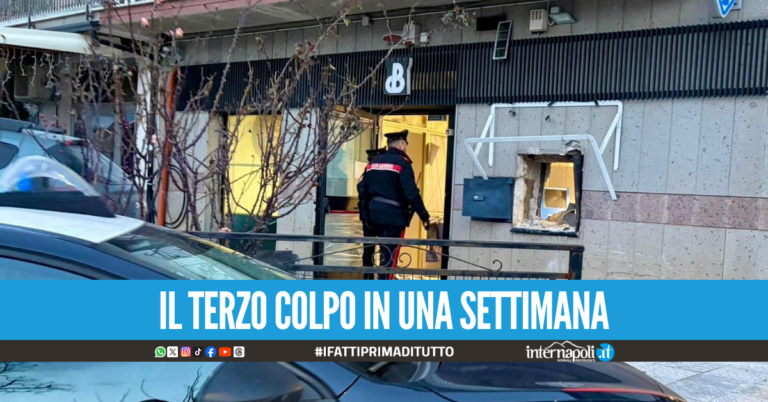 Ancora un assalto al bancomat in provincia di Napoli, banditi in fuga con l'ATM