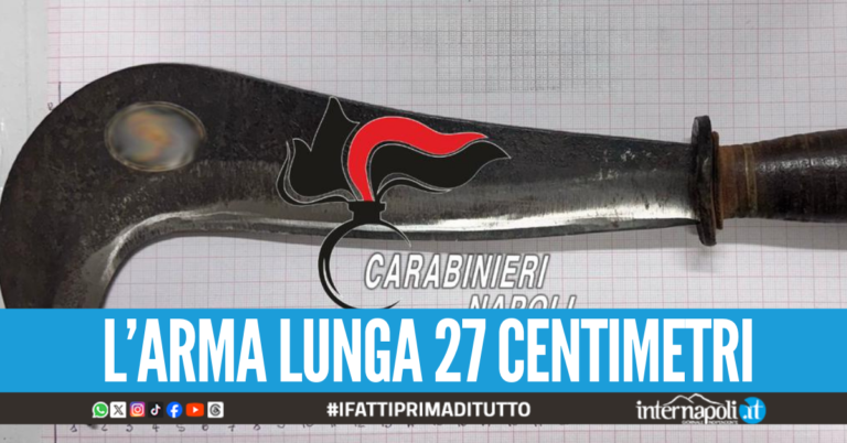 Beccato con un'ascia in strada a Pozzuoli: "Sto andando in campagna"