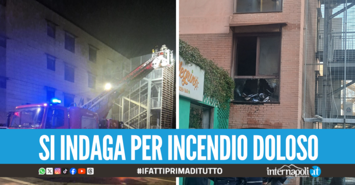 Notte di fuoco a Marano, rogo nell'ex ufficio del Giudice di Pace (foto Il Mattino e terranostranews)