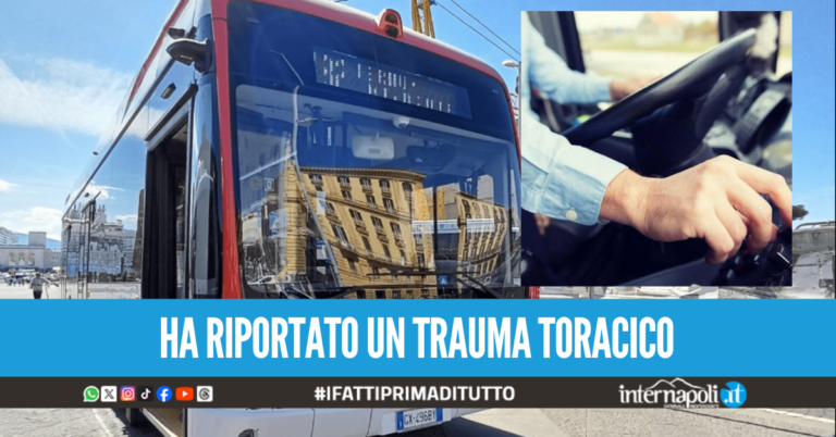 Travolto dal bus che stava tentando di aggiustare, autista Anm ricoverato in ospedale