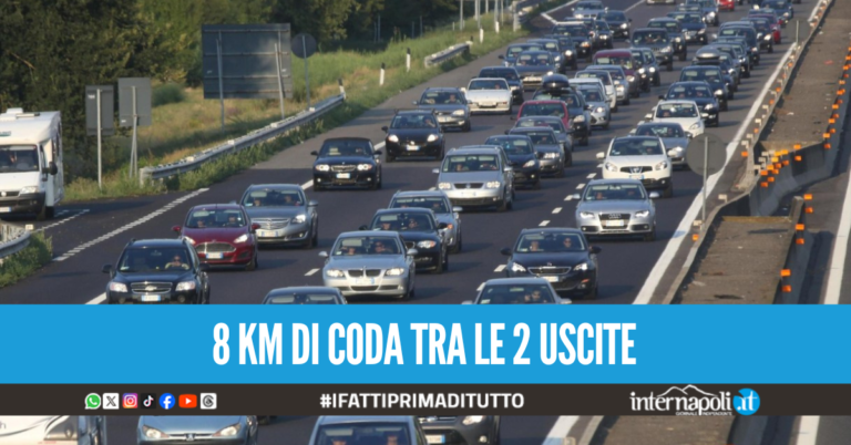 Perde il controllo del tir sulla A1: traffico in tilt da Pomigliano a Capodichino
