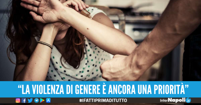 Raddoppiano i femminicidi e la violenza di genere a Napoli, soprattutto tra i minori