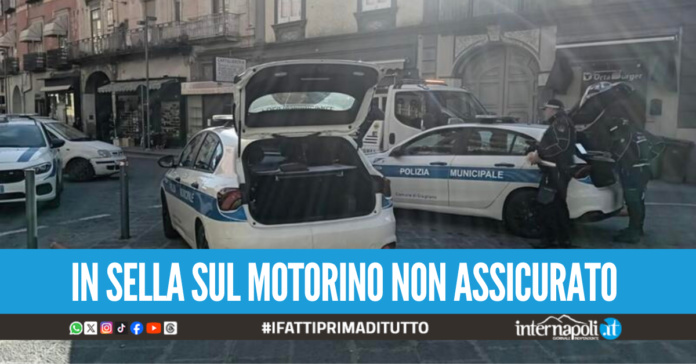 Sfrecciano sul marciapiede e non si fermano all'alt, denunciato 34enne a Giugliano