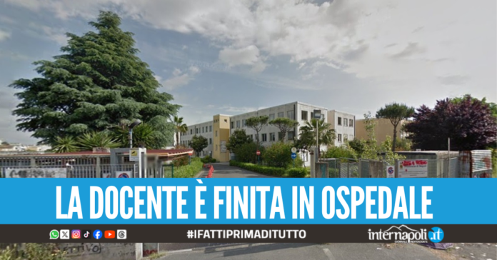 Vergogna a scuola a Casoria, mamma di due alunni picchia la prof in classe