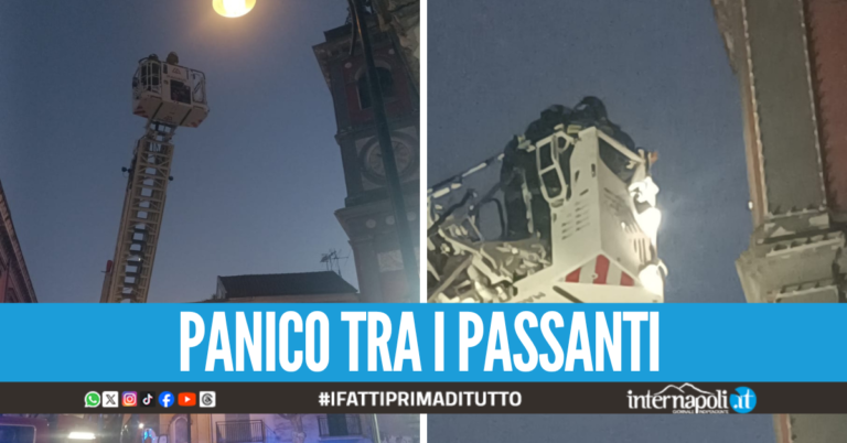 Paura in piazza Cimmino ad Arzano, crollano calcinacci dalla Torre Civica