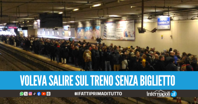 Panico in stazione a piazza Garibaldi, morde la controllora e si scaglia contro agenti e militari
