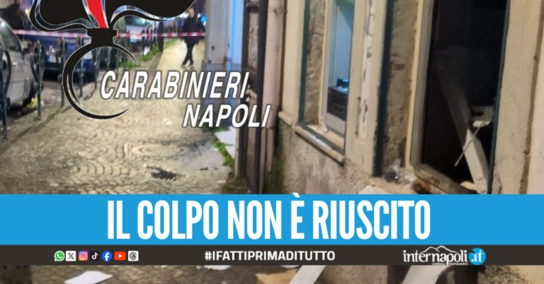 Notte di paura a Napoli, fanno esplodere il bancomat e lanciano chiodi sull'asfalto