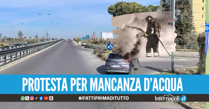 Caos sulla Circumvallazione a Secondigliano, auto bruciata nei pressi del campo rom