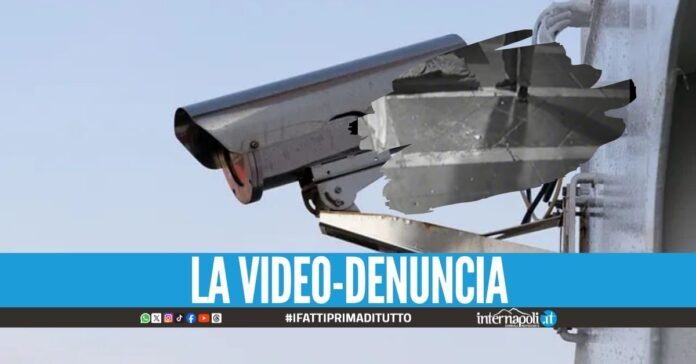 Ruba la bici al senzatetto, beccato dalle telecamere a Napoli