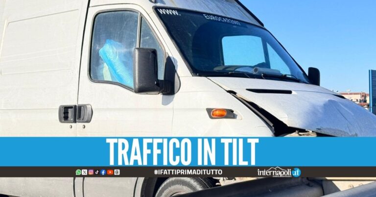 Incidente sull'Asse Mediano, furgone si schianta tra Melito e Aversa