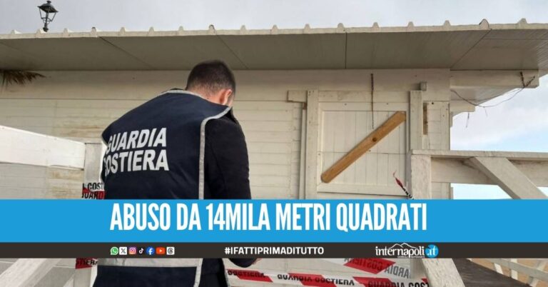 Spiaggia liberata a Mondragone, era occupata da un villaggio abusivo